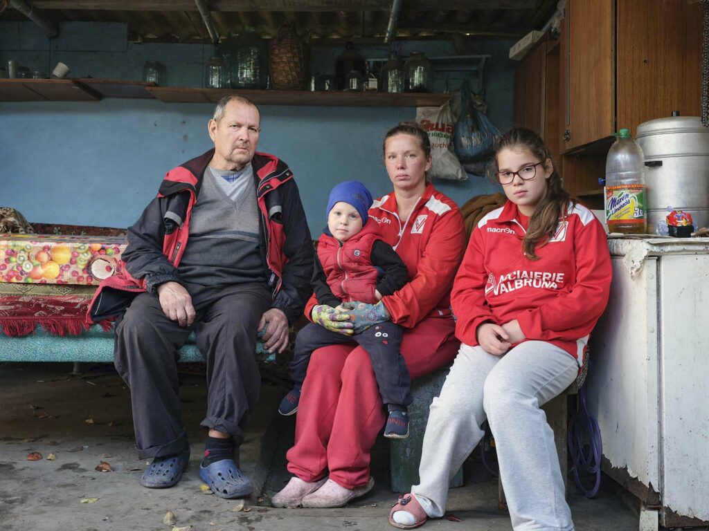 Ekaterina N., 36 Jahre mit ihren Kindern Yuliana, 9 Jahre, und Miroslav, 2 Jahre, aus Odessa im Haus ihres Schwiegervaters. Foto: © Frank Gaudlitz