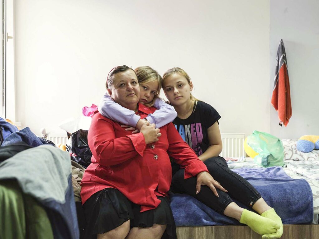 Marina Z., 46 Jahre, mit ihren Kindern Angelina, 14 Jahre, und Andzhelina, 9 Jahre, aus Pervomajsk | Foto: © Frank Gaudlitz, 2023