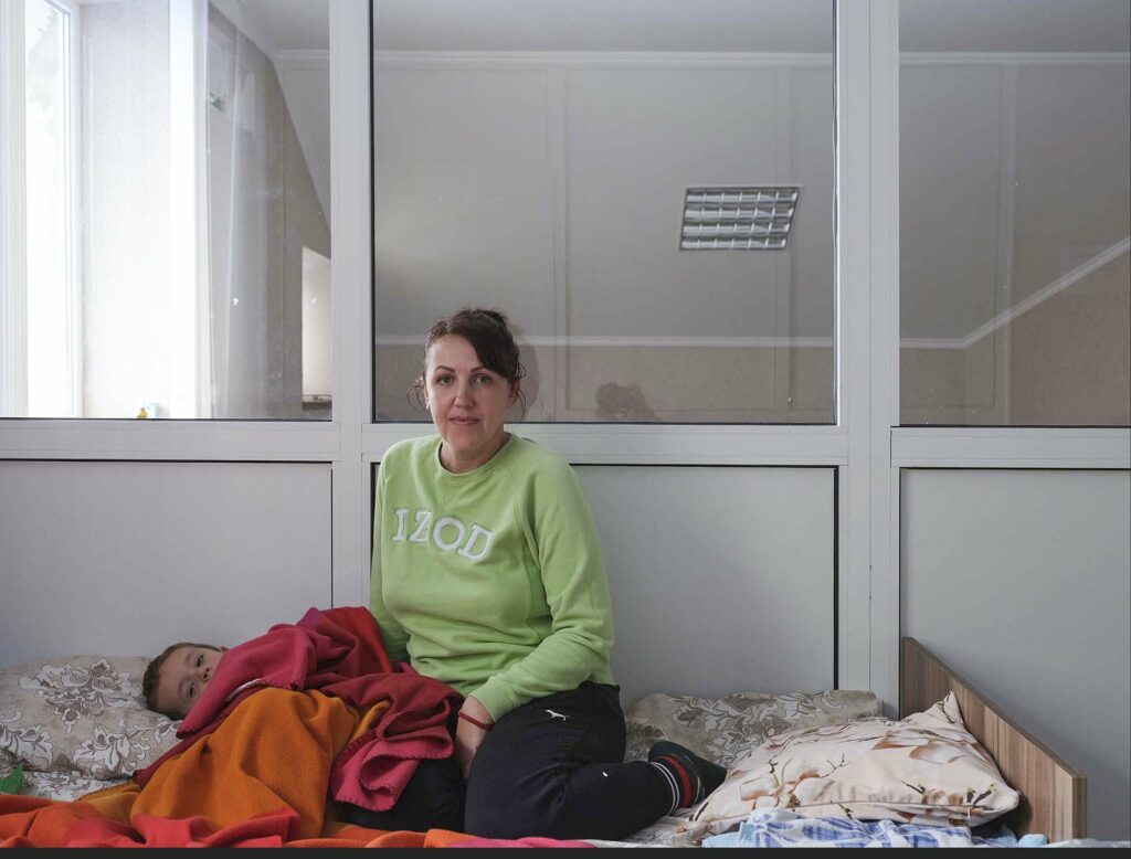 Olha L., 36 Jahre, mit ihrem Sohn Zahar, 5 Jahre, aus Kramatorsk | Foto: © Frank Gaudlitz, 2023