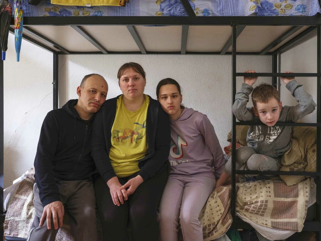 Dmitri Morozow, 45 Jahre, mit seiner Frau Julia, 27 Jahre, und ihren Kindern Maria,15 Jahre, und Svajtoslav, 6 Jahre, aus Nowa Kachowka. Foto: © Frank Gaudlitz