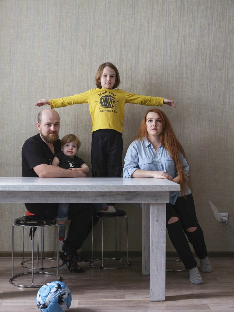 Walentina J., 31Jahre, mit ihrem Mann Jegor, 34 Jahre und ihren Söhnen Iwan, 7 Jahre und Nikita, 2 Jahre, aus Wolgograd. Foto: © Frank Gaudlitz